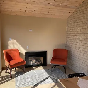  Holiday home New & Cozy Getaway. 7 Mins From The Falls Canada